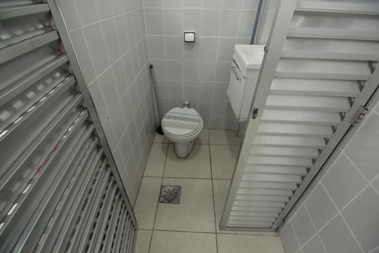 Banheiro de serviço de casa para alugar com 3 quartos, 98m² em Marapé, Santos