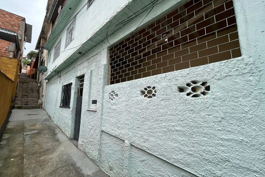 Fachada de casa para alugar com 2 quartos, 100m² em Madureira, Rio de Janeiro