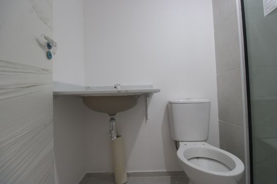 Banheiro de apartamento para alugar com 2 quartos, 42m² em Barra Olímpica, Rio de Janeiro