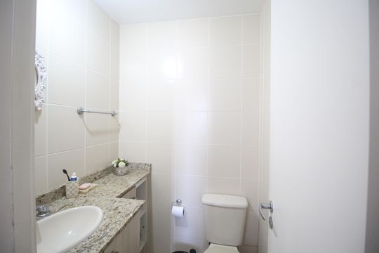 Banheiro de apartamento à venda com 2 quartos, 60m² em Cristo Redentor, Porto Alegre