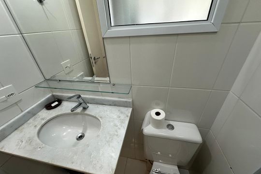 Banheiro Social de apartamento para alugar com 2 quartos, 61m² em Jardim Tupanci, Barueri