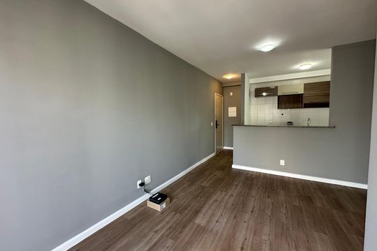 Sala de apartamento para alugar com 2 quartos, 61m² em Jardim Tupanci, Barueri