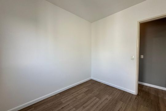 Quarto de apartamento para alugar com 2 quartos, 61m² em Jardim Tupanci, Barueri