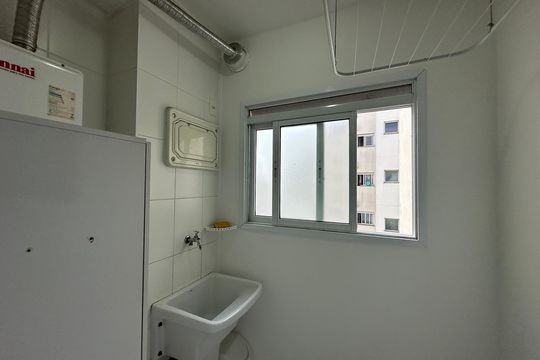 Área de Serviço de apartamento para alugar com 2 quartos, 61m² em Jardim Tupanci, Barueri