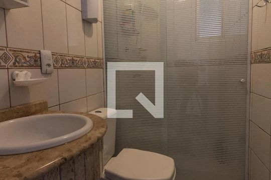 Banheiro de apartamento para alugar com 3 quartos, 79m² em Kobrasol, São José