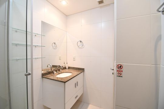 Banheiro de apartamento para alugar com 1 quarto, 33m² em Centro, Curitiba