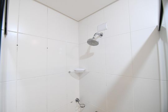Banheiro de apartamento para alugar com 1 quarto, 33m² em Centro, Curitiba