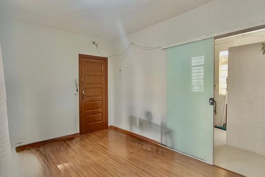 Sala de apartamento à venda com 2 quartos, 65m² em Califórnia, Belo Horizonte