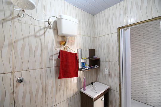 Banheiro de casa para alugar com 2 quartos, 70m² em Guatupê, São José dos Pinhais