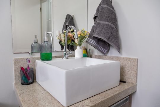 Banheiro social de apartamento à venda com 3 quartos, 83m² em Jardim Zaira, Guarulhos