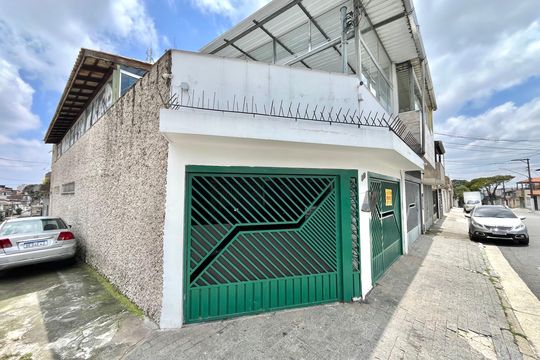 Fachada de casa à venda com 3 quartos, 200m² em Vila Campestre, São Paulo