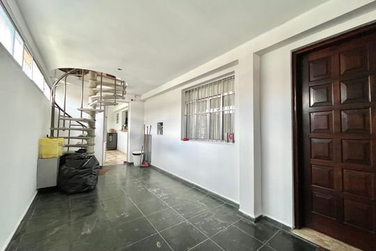 Garagem de casa à venda com 3 quartos, 200m² em Vila Campestre, São Paulo