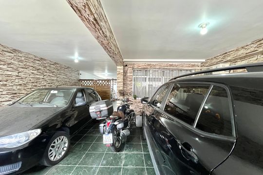 Garagem de casa à venda com 3 quartos, 200m² em Vila Campestre, São Paulo