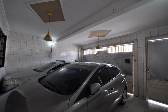 Garagem de casa à venda com 4 quartos, 150m² em Vila Ayrosa, São Paulo