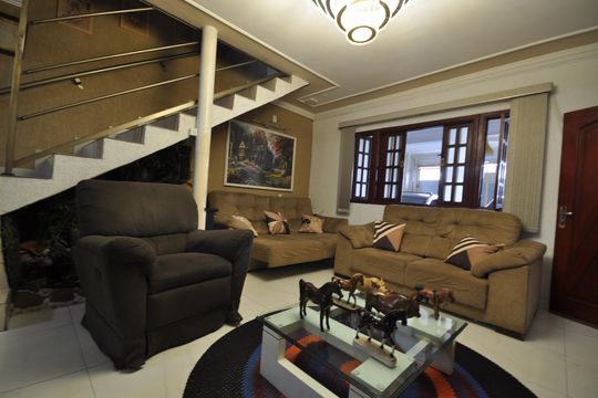 Casa à venda com 4 quartos, 150m² em Vila Ayrosa, São Paulo