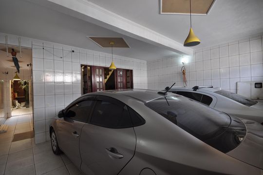 Garagem de casa à venda com 4 quartos, 150m² em Vila Ayrosa, São Paulo