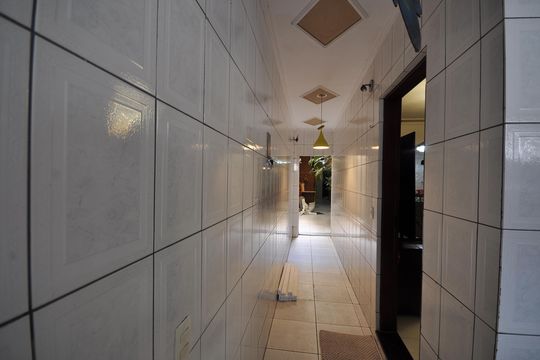 Hall de entrada de casa à venda com 4 quartos, 150m² em Vila Ayrosa, São Paulo