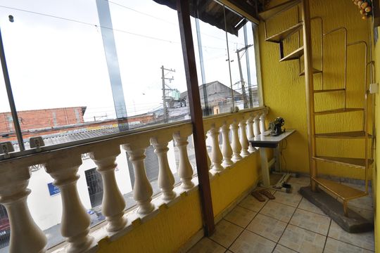 Sacada da Suíte 1 de casa à venda com 4 quartos, 150m² em Vila Ayrosa, São Paulo