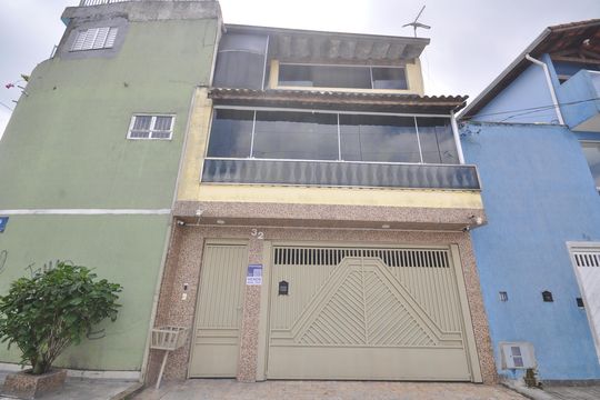 Fachada de casa à venda com 4 quartos, 150m² em Vila Ayrosa, São Paulo