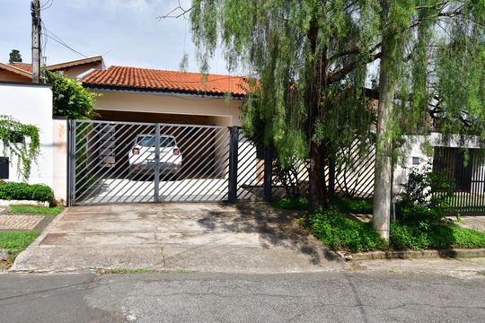 Fachada de casa à venda com 3 quartos, 200m² em Cidade Universitária, Campinas