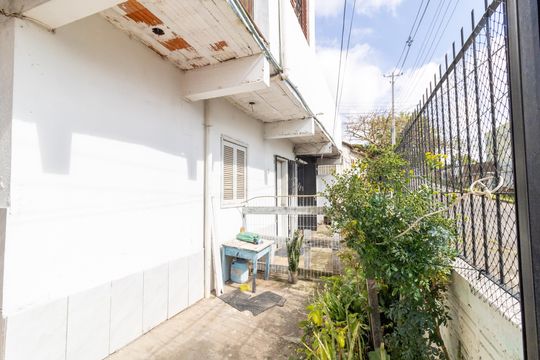 Quintal de casa à venda com 3 quartos, 340m² em Camaquã, Porto Alegre