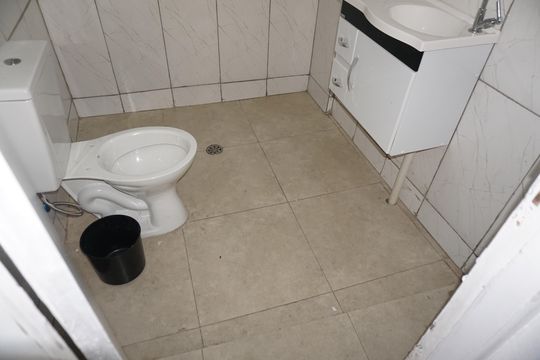 Banheiro de casa para alugar com 2 quartos, 80m² em Chácaras Pirajussara, Embu das Artes