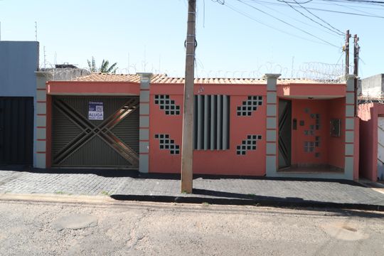 Plaquinha de casa para alugar com 3 quartos, 175m² em Pacaembu, Uberlândia