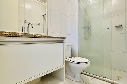 Banheiro de apartamento para alugar com 2 quartos, 66m² em Alphaville Industrial, Barueri