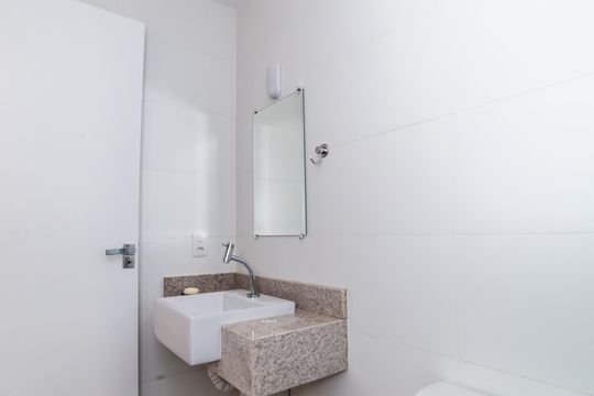 Banheiro de apartamento para alugar com 1 quarto, 45m² em Lourdes, Belo Horizonte