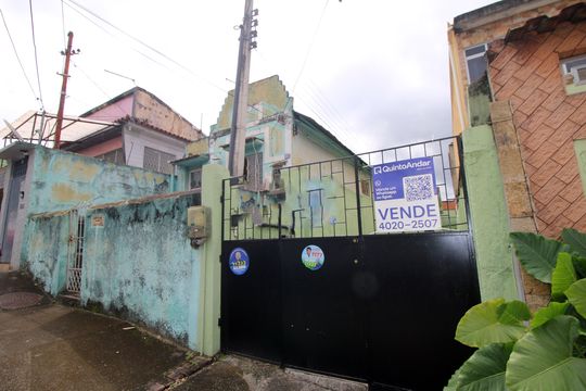 Fachada de casa à venda com 2 quartos, 80m² em Irajá, Rio de Janeiro