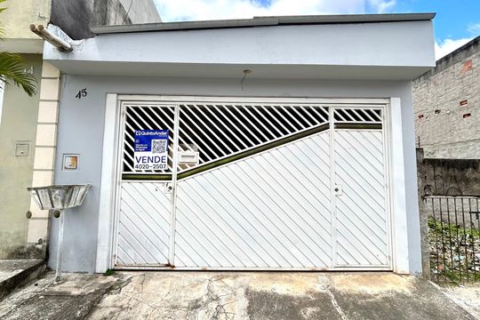 Placa instalada na fachada do imóvel  de casa à venda com 2 quartos, 125m² em Jardim Oliveira, Guarulhos