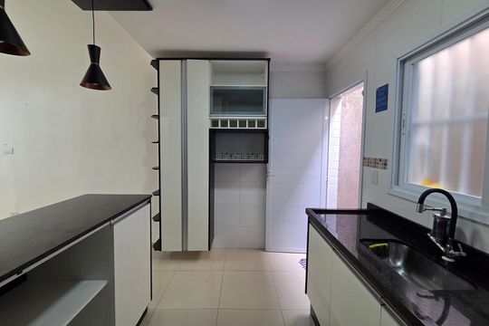 Cozinha de casa de condomínio para alugar com 2 quartos, 55m² em Vila Assuncao, Praia Grande