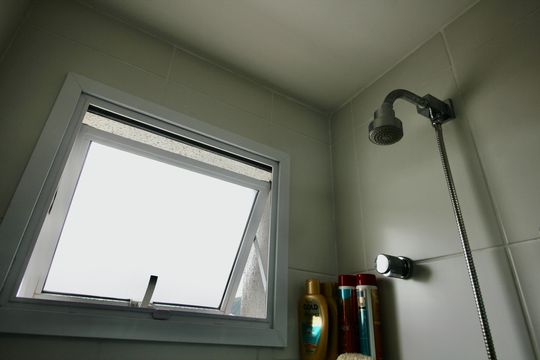 Banheiro da Suíte de apartamento para alugar com 2 quartos, 76m² em José Menino, Santos