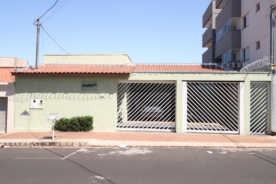 Fachada de kitnet/studio para alugar com 1 quarto, 25m² em Brasil, Uberlândia