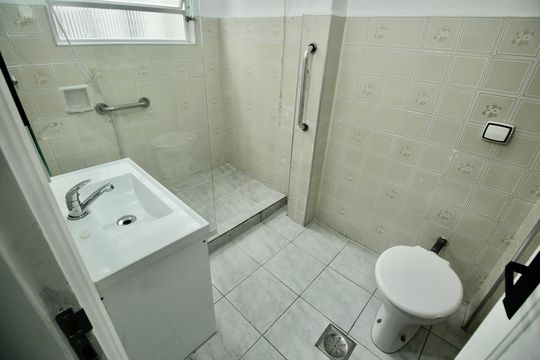 Banheiro de apartamento para alugar com 1 quarto, 36m² em Aparecida, Santos