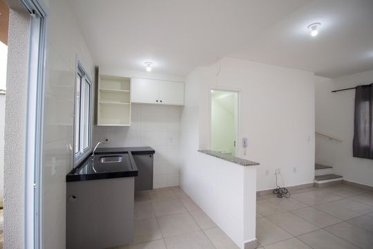 Cozinha de casa de condomínio para alugar com 2 quartos, 70m² em Jardim Guaruja, Sorocaba