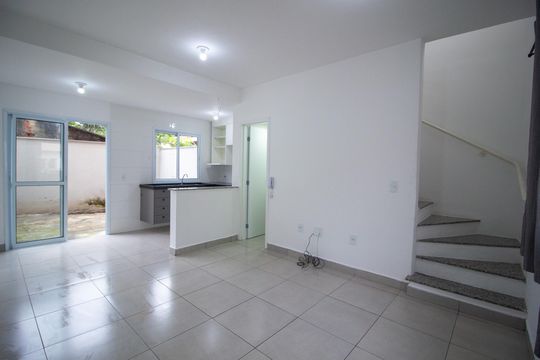 Sala de casa de condomínio para alugar com 2 quartos, 70m² em Jardim Guaruja, Sorocaba