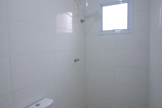 Banheiro de casa de condomínio para alugar com 2 quartos, 70m² em Jardim Guaruja, Sorocaba