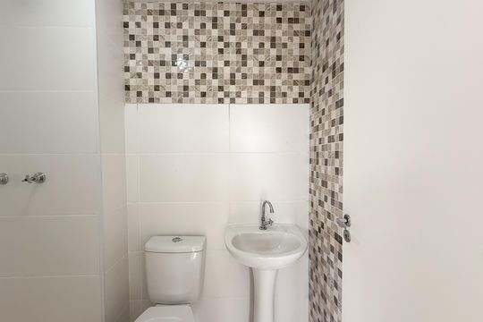 Banheiro de apartamento para alugar com 2 quartos, 37m² em Jardim Mutinga, São Paulo