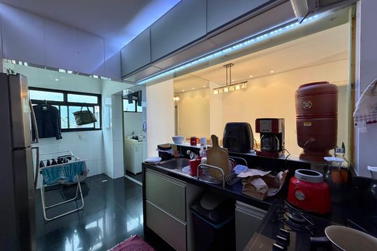 Cozinha de apartamento à venda com 3 quartos, 85m² em Serra, Belo Horizonte