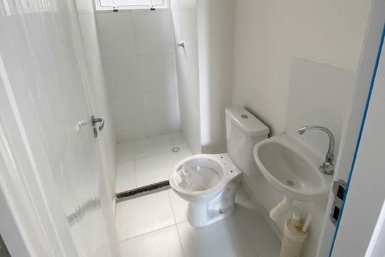 Banheiro de apartamento para alugar com 2 quartos, 58m² em Guaratiba, Rio de Janeiro
