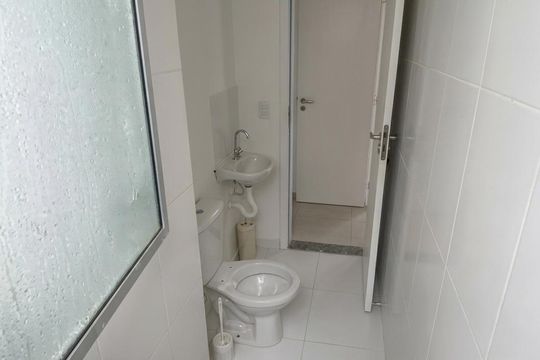 Banheiro de apartamento para alugar com 2 quartos, 58m² em Guaratiba, Rio de Janeiro