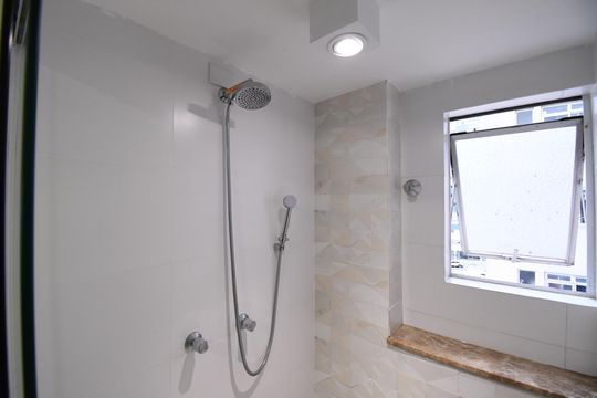 Banheiro da Suíte de apartamento à venda com 2 quartos, 77m² em Bacacheri, Curitiba
