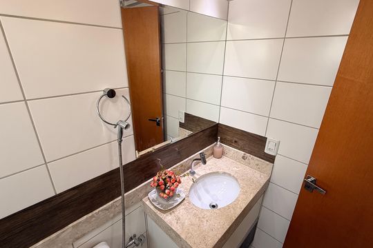 Banheiro da Suíte de apartamento à venda com 2 quartos, 77m² em Parque Oeste Industrial, Goiânia