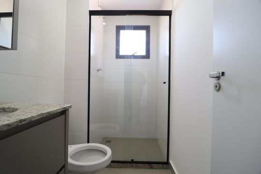 Banheiro de apartamento para alugar com 1 quarto, 48m² em Granja Marileusa, Uberlândia