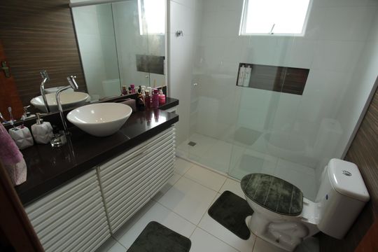 Banheiro de casa de condomínio para alugar com 2 quartos, 145m² em Estuário, Santos