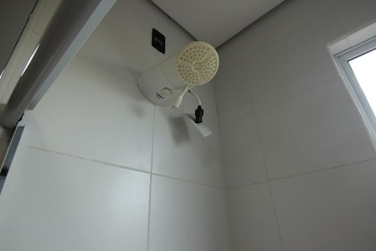 Banheiro de casa de condomínio para alugar com 2 quartos, 145m² em Estuário, Santos