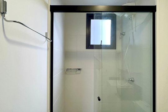 Banheiro de kitnet/studio para alugar com 1 quarto, 25m² em Pinheiros, São Paulo
