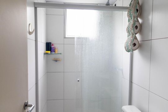 Banheiro Social de apartamento para alugar com 2 quartos, 54m² em Bom Jesus, São José dos Pinhais