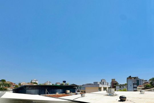 Vista de casa à venda com 5 quartos, 220m² em Nova Floresta, Belo Horizonte